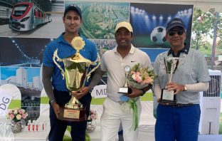 Arjun Nohwar and Leander Paes posing with their trophies