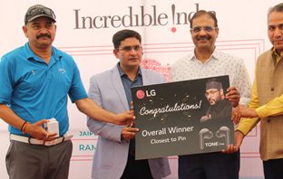 LG closest to Pin winner Suresh Singh with Kamal Tiwari of LG, Pankaj Jain & Suresh Kalani