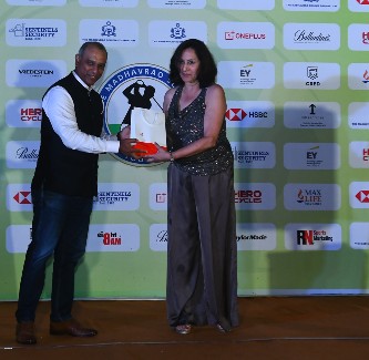 Dr Usha Kothari receiving her Closest to Pin winner’s prize from Navnit Nakra, CEO India Region, One Plus.