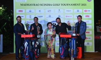 Winning team - Rishi Parthi, Sidharth Bahl, Rajmata Madhve Raje Scindia (Centre), Manav Sardana & Chiragh Paul