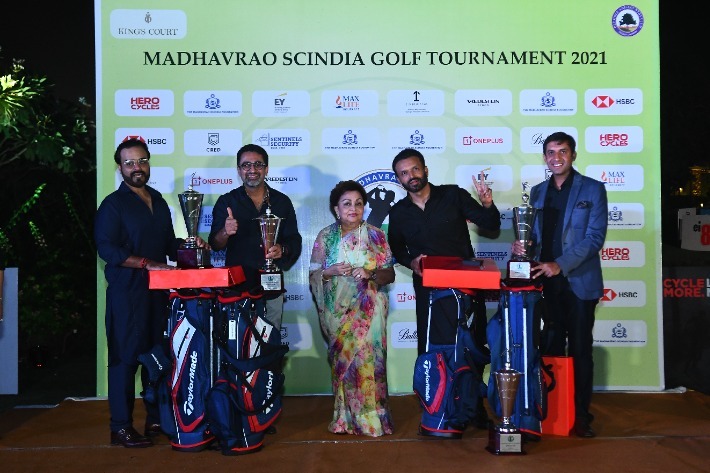 Winning team - Rishi Parthi, Sidharth Bahl, Rajmata Madhve Raje Scindia (Centre), Manav Sardana & Chiragh Paul