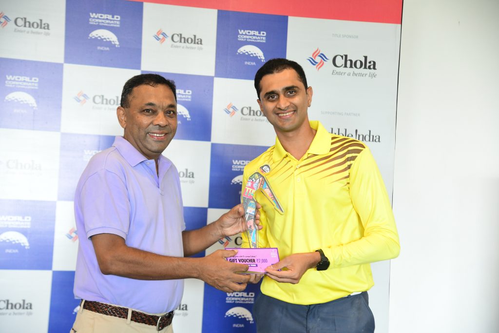 Arun Murugappan awards Aditya Pusalkar the Indian Terrain long drive prizes