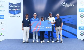 Aadil Bedi (2nd from left), Hitaashee Bakshi (centre) and Ankur Chadha (2nd from right) receive their winning cheque and trophies from Mr. Karan Bindra, Director, K&A Golf (extreme right) and Mr. Anitya Chand, Director, K&A Golf (extreme left)